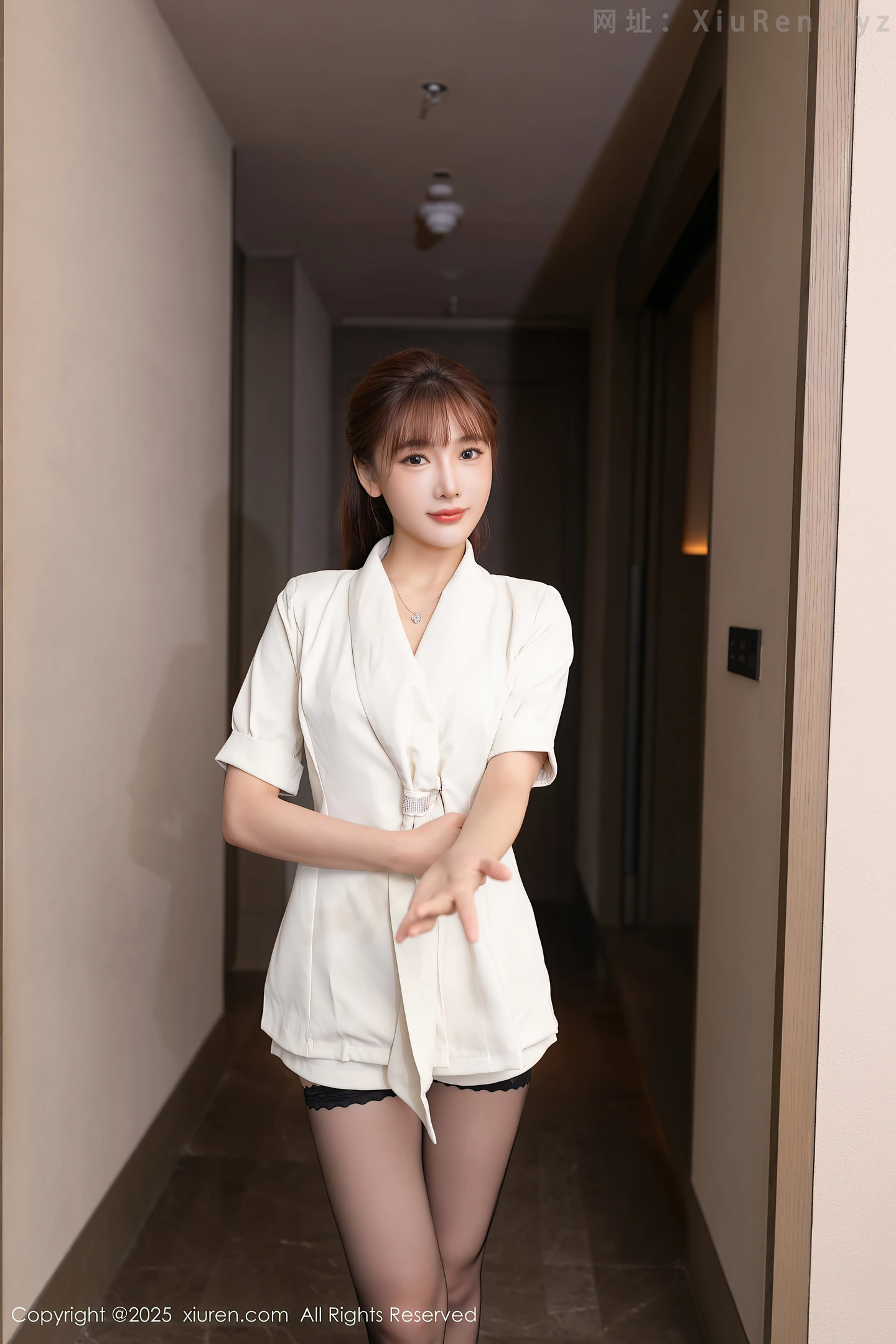 图片[3]-[XiuRen秀人网]VOL.10650 模特陆萱萱性感白色西装露黑色内衣配超薄黑丝秀美腿诱惑写真70P-秀人网官方网站